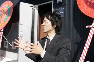 宇宙にあるので色は黒なんですよー